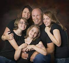 5 Mistakes To Avoid With Family Christmas Pictures Family Photo Pose Family Portrait Poses Family Posing