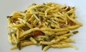 Un abbinamento tra un ingrediente tipicamente invernale, la salsiccia, e uno primaverile, gli asparagi freschi. Trofie Con Asparagi E Salsiccia Ricette Di Sardegna