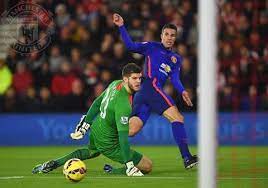 Goal Southampton 0 United 1 12 Yes Robin Van Persie Latches Onto A Short Backpass From Jose Fonte And Pokes The Van Persie Man Utd News Robin Van Persie
