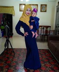 Bila lelaki yang buat pilihan, barulah saya dan intan mengikut warna mereka. Jubah Pilihan Baju Raya Tahun Ini Ceritera Si Gadis Biru