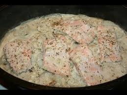 C Est Un Delicieux Repas De Saumon Au Four A La Sauce Bechamel Les Pommes De Terre Sont Coupees En Recette Saumon Au Four Recette Saumon Recette Avec Bechamel
