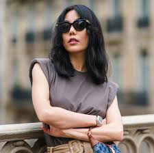 Per attenuare il contrasto tra capelli neri e colore della carnagione, per far si che i due colori possano meglio armonizzare tra di loro, i capelli neri possono essere ravvivati dalla presenza di riflessi, oppure con un effetto particolare come può essere uno shatush o anche i colpi di sole per. Tagli Capelli Medi 2021 I Look Neri Per La Primavera Estate