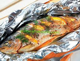 U povrće ubacite limun s ružmarinom, stavite ribu i pecite u pećnici oko 30 minuta. Pastrmka Pecena U Pecnici U Foliji