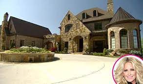 Watch An Exclusive Tour Of Kim Zolciak S Massive Mansion Atlanta Mansions Mansions Kim Zolciak