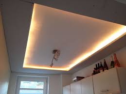 Sie versprechen zwar einen günstigeren betrieb, nichtsdestotrotz kommt es vor hat man nicht viel geld, dafür aber etwas zeit zur verfügung, liegt die entscheidung, die lampe selbst zu bauen nicht fern. Indirektes Licht In Der Kuche Bauanleitung Zum Selberbauen 1 2 Do Com Deine Heimwerker Indirektes Licht Indirekte Beleuchtung Decke Beleuchtung Decke