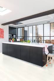 quick step laminaatvloer impressive witte planken im1859 in een moderne keuken vind h white laminate flooring kitchen flooring kitchen floor inspiration