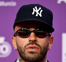 Elvis Crespo anunció con entusiasmo su colaboración con Arcángel para su  próximo álbum. La canción, inicialmente titulada “El Error” y ahora  conocida como “Cora Roto”, surgió mientras Crespo componía y pensaba  directamente