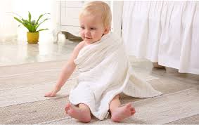 Image result for membersihkan bayi dengan tuala