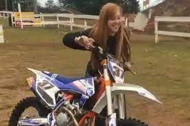 Nonton online di vidio rekaman video seorang pria mengendarai sepeda motor tanpa memegang setang. Sangar Video Cewek Cantik Nurunin Motor Trail Dari Pikap Pakai Cara Ini Gridoto Com