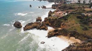 Shop women's necklaces in unique styles. Felsige Kuste Strand Praia Dos Estudantes Lagos Algarve Herrenhaus Auf Einer Klippe Antenne Vorwarts 2145777 Stock Video Bei Vecteezy