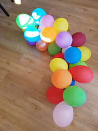 Arches de ballons hélium nécessitent peu ou pas de soutien structurel, tandis que des ballons remplis d'air peuvent nécessiter un soutien en 3 remplissez le ballon, les attacher et insérer chacun dans un trou sur la bande de voûte. Tuto Guirlande De Ballon Donner Une Forme Arche Ballon Comment Faire Une Guirlande Decoration Ballon Anniversaire