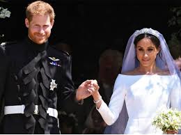 Abito nero lungo e velato per lei, frac per lui. Harry E Meghan Due Anni Di Matrimonio Il Loro Futuro Lontano Da Londra Corriere It
