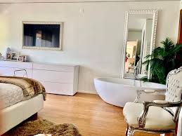 Tutti gli appartamenti, con ambienti interni che rispecchiano una concezione funzionale dello spazio abitativo, sono stati arredati con toni chiari che ne esaltano la naturale luminosità. Esclusivo Appartamento Di Design Con Giardino Privato In Vendita A Canobbio