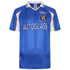 Realizzata in poliestere leggero e morbido, questa maglietta presenta un taglio a maniche corte e una chiusura ad un bottone per un look retro. Chelsea 1998 Ecwc Final Shirt Chelsea Fc Retro Jersey Score Draw