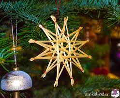 Jetzt wird die legeform gewendet. Anleitung Strohsterne Basteln Traditionelle Strohsterne Binden Diy