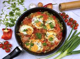 Dabei folgt der ernährungstrend zu kohlenhydraterezudierten gerichten dem stand der wissenschaft: Gesundes Shakshuka Rezept Gesundes Low Carb Abendessen