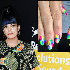 So machen sie das muster auf ihren fingernägeln selbst. Lily Allen Batik Nagel Selber Machen Bunte De