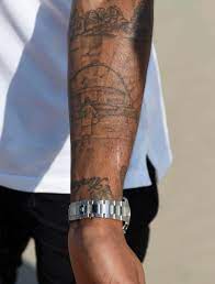 Das ist auf seinem tattoo zu sehen Raheem Sterling Trolls Manchester City Team Mate Leroy Sane On Social Media Mocking His Tattoo