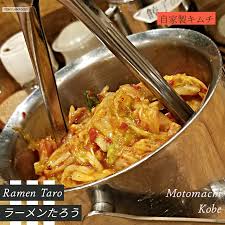 來拉麵面之前 先來了泡菜 味道實在非常不錯 菜爽口 唔老 食落去索索聲 不算很辣 a bucket of kimichi came before the ramen adapted to the local tastes kimchi was refreshing an food dinner tasting