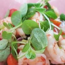 Disponete l'insalata sul piatto da portata, sopra distribuite gli scampi, cospargeteli con i gherigli di noci, porro e prezzemolo tritati. Insalata Di Gamberi Blogboccabuona Insalata Di Gamberi