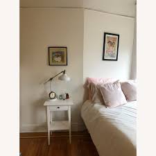 A high table that is just as convenient by the bed as in the entrance or as a side table by your favorite armchair. Ikea Hemnes White Nightstand Aptdeco