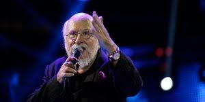 O διονύσης σαββόπουλος στην ομιλία του ξεκίνησε συγκινημένος την αφήγηση του από τη γέννηση του, μέσα στα «δεκεμβριανά του 1944», όπου ένας ελασιτης με μια μοτοσικλέτα με καλάθι μετέφερε. Ljxygtbaxmjzlm