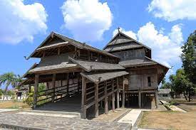 Nama bulayak dari sate ini berasal dari ketupatnya, yakni ketupat bulayak berbentuk bulat panjang dan dibungkus daun aren. Rumah Adat Nusa Tenggara Barat Nama Struktur Dan Arsitektur