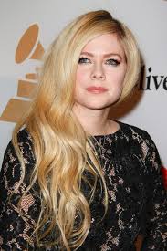 Avril lavigne dark hair pictures. Avril Lavigne S Hairstyles Hair Colors Steal Her Style