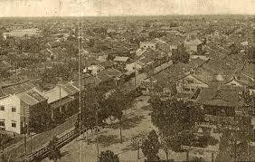 約1920臺南市街 由地方法院塔樓往西北方向拍攝 右下方清楚的拍到北白川宮御遺跡所 左下斜右上的道路為今日的永福路 左上方拍到西市場本館 princewang paris skyline city photo skyline