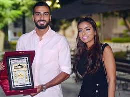 وكانت سارة الطباخ اتهمت فى محضر حررته بقسم شرطة أكتوبر، خطيبها السابق محمد الشرنوبى، بسرقة سكوتر خاص بها، وهو ما نفاه الشرنوبى، بعد سؤاله من قبل رجال المباحث. Ù…Ù…Ù†ÙˆØ¹ Ù…Ù† Ø§Ù„ØºÙ†Ø§Ø¡ ÙˆØ§Ù„ØªÙ…Ø«ÙŠÙ„ 10 Ø³Ù†ÙˆØ§Øª Ù‡Ù„ ÙŠÙ‡Ø¯Ø¯ Ø§Ø­ØªÙƒØ§Ø± Ø³Ø§Ø±Ø© Ø§ Ù…ØµØ±Ø§ÙˆÙ‰