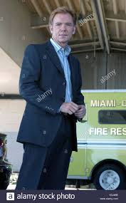 « sta cercando di dirci qualcosa; Csi Miami Serie 3 Episode 11 Sucht Tx 13 12 04 David Caruso Als Lieutenant Horatio Caine Csi Miami Stockfotografie Alamy