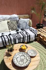 Marokkanische Keramik Marokkanische Teller Orientalisch Pompomkissen Palettenmobel Terrasse Outdo Mobel Aus Paletten Sitzecke Orientalische Sitzecke