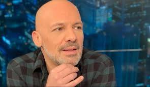 Ο νίκος μουτσινάς έχει χαμένη αδελφή; Nikos Moytsinas Aytos Einai O Pateras Toy Moiazei San Didymos Me Ekeinon Miss Glitter