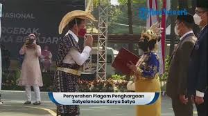 Jika kita libat dari unsur demografinya, provinsi ntt ini dihuni oleh sedikitnya 7 suku besar, sebut saja seperti suku rote, suku sabu, suku helong, suku atoni atau dawan, suku manggarai, suku sumba, dan ada juga suku lio. Hadiri Upacara Hardiknas 2021 Nadiem Makarim Kenakan Baju Adat Suku Rote Ntt Tribunnews Com Mobile
