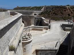 La fortaleza de isabel ii o fortaleza de la mola es un complejo militar español situado en la península de la mola, en la entrada del puerto de mahón, isla de menorca, en frente del castillo de san felipe, que protege la entrada al puerto desde el otro lado de la boca.junto a esta fortaleza se encuentra el punto más oriental de españa. La Mola De Menorca Picture Of Fortaleza De Isabel Ii Mahon Tripadvisor