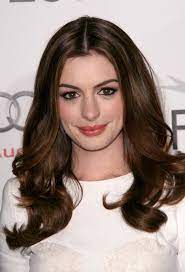 Anne hathaway per esigenze di copione ha tagliato i capelli in un bob corto voluminoso e sbarazzino, perfetto per i capelli ondulati o mossi . Pin Di Estefania Su Head Capelli Lunghi Idee Colori Capelli Castani Capelli
