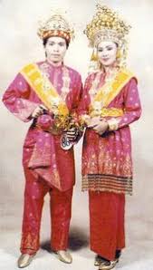 Asal usul baju melayu youtube baju melayu teluk belanga atau baju kurung johor mula diperkenalkan semasa pemerintahan almarhum sultan abu bakar tatkala almarhum villa ilmu sejarah pakaian tradisional melayu. Pakaian Adat Tradisional Melayu Riau