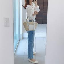 1枚投入するだけで爽やかになるブラウス デニム合わせで甘くなりすぎない春コーデに 今日で次男は年少さんのクラス最後の日でした 2年受け持ってくれた先生とも4月からはお別れ ほんわかした優しい先生だったから寂しくなるけど 次男もしっかりして 夏