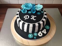 Schwarz Weiss Gestreifte Torte Rosen Aus Fondant In Turkis Geburtstagstorte Torte Zum Geburtstag Fondan Fondant Torte Geburtstag Torte Rose Fondant Rose