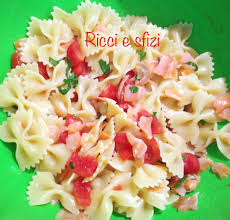 La pasta fredda con salmone, zucchine e mozzarelline è un primo piatto leggero e saporito, ideale da consumare nei mesi più caldi dell'anno per un pranzo o cena in famiglia.ottima se accompagnata da un buon bicchiere di vino bianco fresco leggermente frizzante. Pasta Fredda Salmone E Pomodorini Ricci E Sfizi