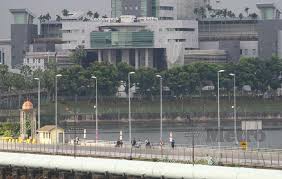 Dengan segala hormatnya perkara di atas dan emel yang terdahulu adalah dirujuk. Singapura Minat Sambung Laluan Pejalan Kaki Berbumbung