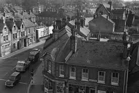 It takes an average of 1h 7m to travel from reading to london by train, over a distance of around 36 miles (59 km). Pick Of The Past London St London Road And Crown St Berkshire Live
