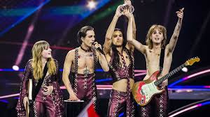 Måneskin is an italian rock band from rome, consisting of lead vocalist damiano david, bassist victoria de angelis, guitarist thomas raggi, and drummer ethan torchio. Lauter Sieg Italienische Rockband Maneskin Gewinnt Den Esc Br24