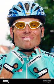 Radprofi Jan Ullrich fixiert am Freitag, 1.August 2003, in Hannover vor dem  Start des Radrennen " Nacht von Hannover " seinen Helm. Ullrich bestreitet  seine ersten Rennen in Hannover und Hamburg an