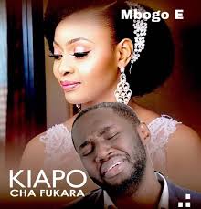 alichosema, lakini Emma akujibu kitu, aliendelea kutulia pale kitandani,  kama vile anasaka usingizi, maana akuwa amelala usiku kucha mpaka sasa  kunakaribia kukucha.***** Aya sasa turudi MAKIMAKULUGA Motel, kule ambako  kijana Peter alikuwa