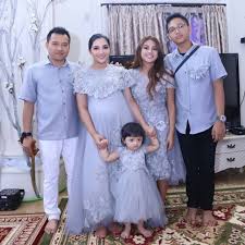 Apakah sebelumnya akun tersebut pernah. 10 Inspirasi Seragam Keluarga Untuk Segala Acara Biarpun Kembaran Namun Tetap Istimewa