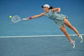 Professional tennis player | trying to put this yellow fluffy thing between the lines @iga_swiatek. Wta Adelaide Iga Swiatek Dank Verletzungsbedingter Aufgabe Von Danielle Collins Im Viertelfinale Mytennis News