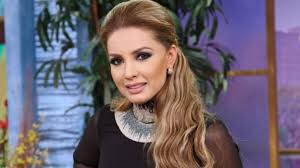 Se graduó con honores en economía, habla varios idiomas, domina la computación, y es una genio para las finanzas. Actress Archives Memesita