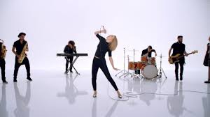 verse 1 i stay up too late, got nothing in my brain that's what people say, that's what people say i go on too many dates, but i can't make them stay at least that's what people say. The Fashion In Taylor Swift Shake It Off Video Glamour