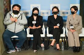 원래 인터넷 업체 두루넷 2 에서 신입대원 대상으로 사내 강사를 맡고 있었는데, 장재혁 팀장 3 과 배틀넷 서버 4 에서 우연히 만나 몇 번 교류한 후 5 해설 알바를 제안받았다고 한다. ë§¥ìŠ¤ë¬´ë¹„